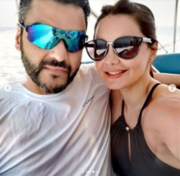 প্রেমিকের জন্মদিনের শুভেচ্ছাবার্তায় মিনিশা লিখেছেন, 'একসঙ্গে আরও অনেক অনেক জন্মদিন... মিষ্টি প্রেম'। সোশ্যাল মিডিয়ায় এদিন সকাল থেকেই ট্রেন্ডিংয়ে মিনিশা লাম্বা ও তাঁর প্রেমিক। 