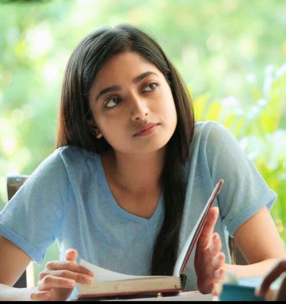 ইশার দাবি গোটা বিষয়টা ‘অতিরঞ্জিত’ করে দেখানো হচ্ছে। নাকা চেকিংয়ে গাড়ি আটকানোর পর পুলিশের গাড়িতে থানায় যান ইশা, সেখান থেকে চালান কেটে জরিমানা নেওয়া হয় অভিনেত্রীর থেকে। এক ডিজিটাল সংবাদমাধ্যমকে ইশা জানান, থানার বাইরে এক ব্যক্তি তাঁর গাড়ির চালককে বলপূর্বক গাড়ির ভিতর থেকে টেনেহিঁচড়ে নামানোর চেষ্টা করেন। যা দেখে আতঙ্কিত অভিনেত্রী।