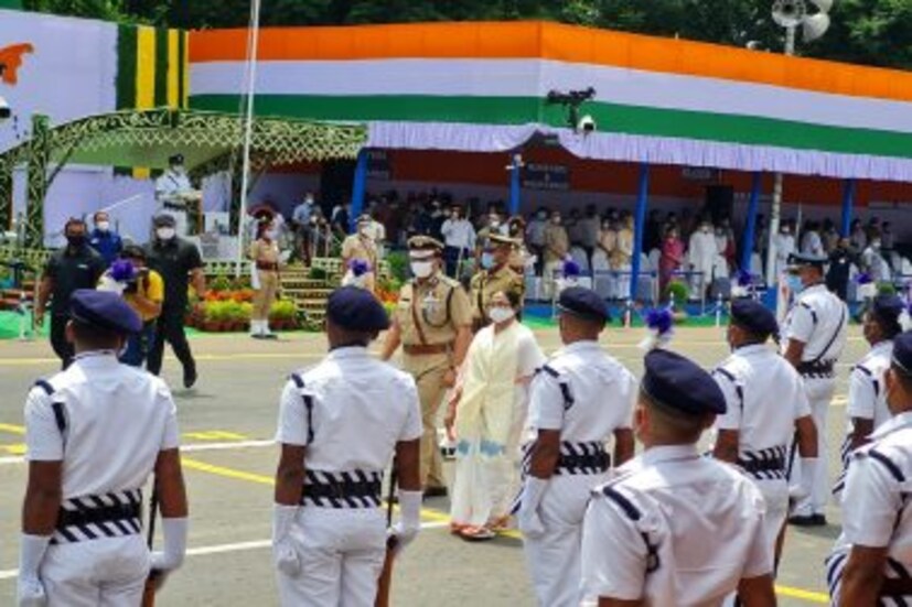মুখ্যমন্ত্রীকে গার্ড অফ অনার দেওয়া হয় কলকাতা পুলিশের পক্ষ থেকে।