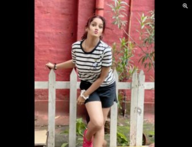একদিকে তিনি বাংলা টেলি জগতের তারকা অভিনেত্রী, গত ফেব্রুয়ারিতে বিয়েও করেছেন। বিধানসভা ভোটের আগে যোগ দিয়েছেন রাজ্যের শাসকদল তৃণমূলেও। সব মিলিয়ে একাধিক দায়িত্ব পালন করছেন তৃণা। সেই দায়িত্ববোধগুলিকেও বহুরূপের সঙ্গে মিলিয়ে দিয়েছেন নায়িকা। 