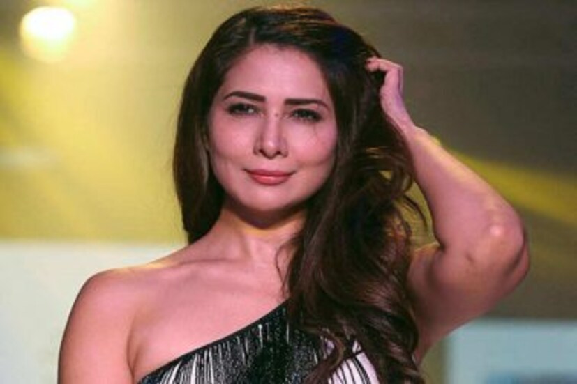 ভারতীয় টেনিস আইকন লিয়েন্ডার পেজ বলিউড নায়িকা কিম শর্মাকে ডেট করছেন। গোয়ায় দু'জনের রোম্যান্টিক মেজাজে তোলা ছবি এখন সোশ্যাল মিডিয়ায় ভাইরাল হওয়ার পর থেকেই এমন গুঞ্জন জোরদার হয়েছে। আর সেই ছবি দেখেই নেটিজেনরা দুইয়ে দুইয়ে চার করছেন। 