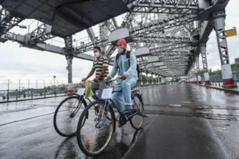 উৎসবের মরসুমে করোনাভাইরাসের সংক্রমণ বৃদ্ধি নিয়ে প্রথম থেকেই সতর্ক করছে রাজ্য ও কেন্দ্র সরকার। রয়েছে করোনার তৃতীয় ঢেউয়ের ভ্রুকুটিও। তার বেশ কিছুটা সময় আগে ফের টানা তিন দিন রাজ্যের করোনা সংক্রমণ বৃদ্ধি পেল (West Bengal Coronavirus Update)।