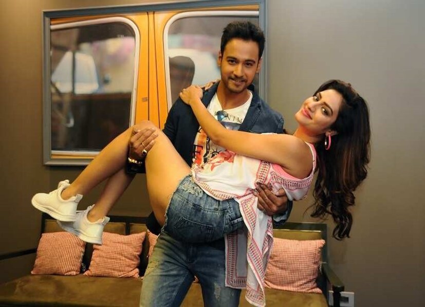 • সন্তানের পিতৃপরিচয় এখনও জানা না গেলেও সাধারণ মানুষকে তারকা, প্রত্যেকেই ধরে নিয়েছেন যশই সদ্যোজাতের বাবা । তাই অনেকেই যশ’কে শুভেচ্ছা জানাচ্ছেন । তাঁর সোশ্যাল মিডিয়ায় একাধিক দাবি উঠছে, সদ্যোজাতর নাম ও ছবি প্রকাশ্যে আনার জন্য ।