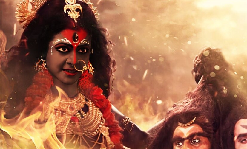 কিন্তু এবার কোন চ্যানেলে তিনি মা দুর্গা রূপে আসবেন, তা নিয়ে সোশ্যাল মিডিয়া তোলপাড় হয়ে চলেছে। এই চর্চার পিছনে রয়েছে কোয়েলের একটি ইনস্টা পোস্ট। কোয়েল তাঁর ইনস্টা স্টোরিতে মহালয়ার মিটিং সেরে ছবি দিয়েছেন। লিখেছেন, 'কালার্সবাংলার সঙ্গে মহালয়ার মিটিং।&quot; এই ছবি দেখেই সকলে বলতে শুরু করেছেন তবে কোয়েলই কি কালার্স বাংলায় দুর্গা হচ্ছেন এবার? photo source collected
