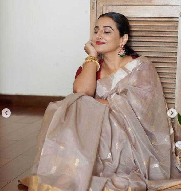 বিদ্যাকে বেশির ভাগ পার্টি বা অনুষ্ঠানে শাড়ি পরে যেতেই দেখা যায়। কখনও বাঙালি সাজ আবার কখনও মারাঠি কিংবা সাদা মাটা ছন্দে ধরা দেন তিনি।  photo source Instagram 