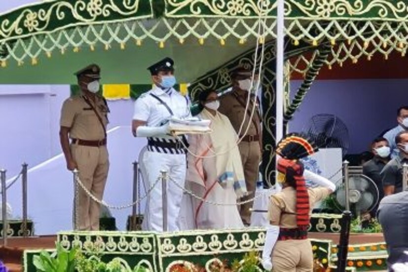 কমিশনার-সহ ১০ পুলিশকর্তাকে পদক দেন মুখ্যমন্ত্রী।