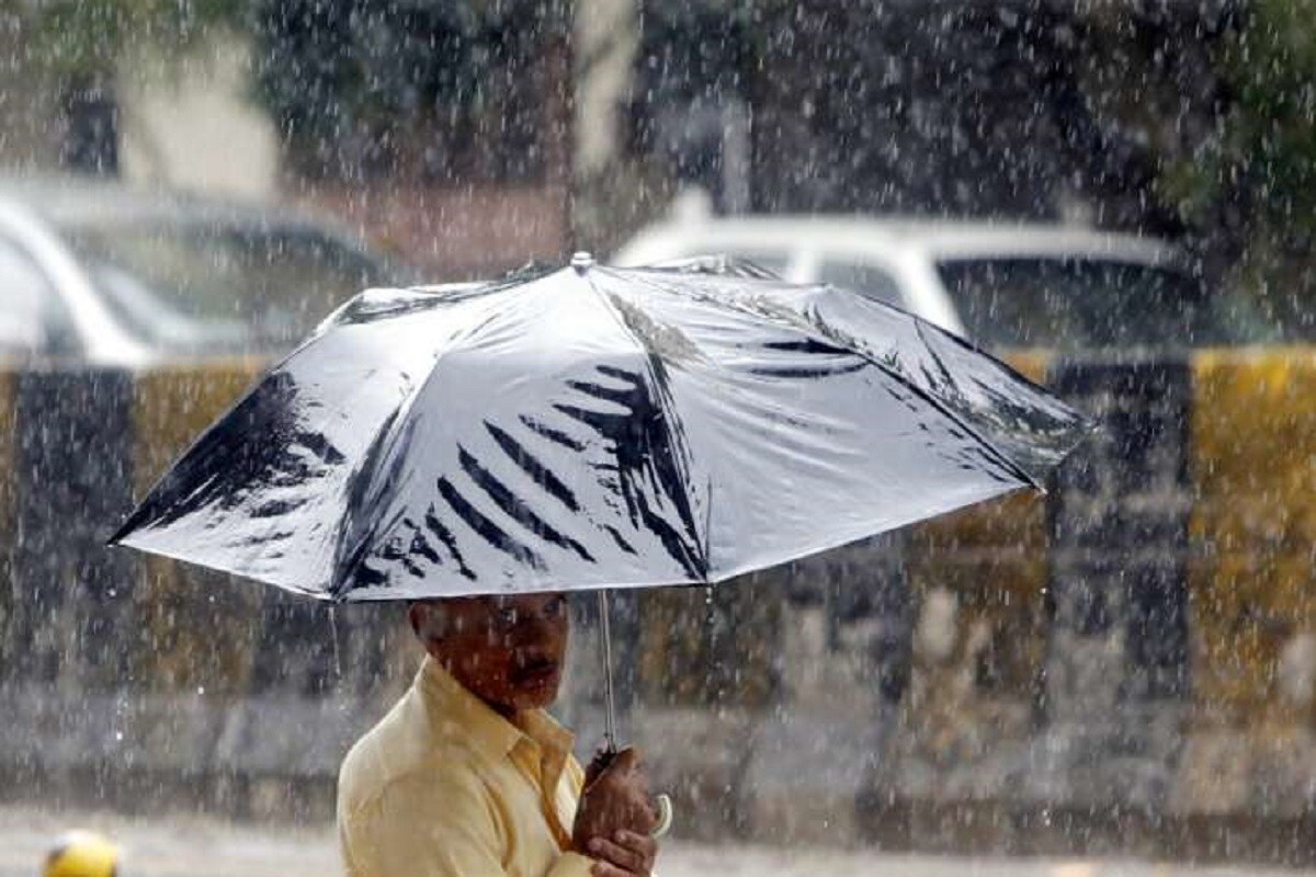 সকাল থেকে আকাশের মুখ ভার। হাওয়া অফিস স্পষ্ট বলছে বৃষ্টি আপাতত চলবে। কলকাতায় আংশিক মেঘলা আকাশ থাকবে আজ সারাদিন। বজ্রবিদ্যুৎ সহ হালকা থেকে মাঝারি বৃষ্টির সম্ভাবনার কথা ইতিমধ্য়েই জানিয়ে দেওয়া হয়েছে।
