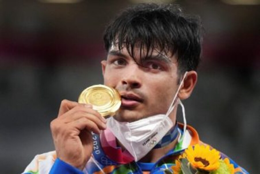  বছরের পর বছর ধরে বহু ভারতীয় ক্রীড়াবিদ ট্র্যাক অ্যান্ড ফিল্ডের বিভিন্ন ইভেন্টে অংশ নিয়ে অলিম্পিক্সে গিয়েছেন। কিন্তু কেউ এখনও সাফল্যের মুখ দেখেননি। অলিম্পিক্সের ১২৫ বছরের ইতিহাসে কোনও ভারতীয় ক্রীড়াবিদ ট্র্যাক অ্যান্ড ফিল্ড থেকে পদক আনতে পারেননি। সেই চিত্রটাই বদলে দিলেন নীরজ চোপড়া (Neeraj Chopra)। জ্যাভলিনে তাঁর হাত ধরে প্রথম সোনা এল দেশে। আর তাঁর জন্য দেশের বিভিন্ন সংস্থা, ব্যক্তিত্ব ঘোষণা করেছেন নানা পুরস্কারের কথা (Neeraj Chopra Rewards)।