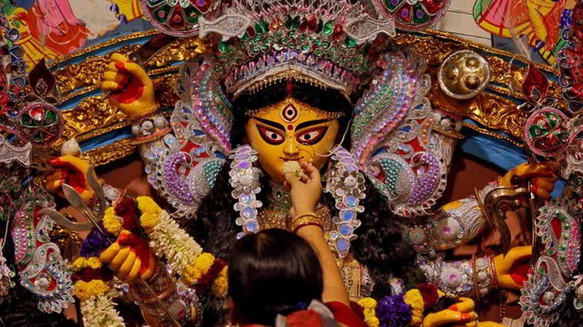 • দশমী – দশমী তিথি আরম্ভ – বাংলার – ২৭ আশ্বিন, বৃহস্পতিবার। ইং – ১৪ অক্টোবর, বৃহস্পতিবার। সময় – রাত্রি ৬ টা ৫৪ মিনিট। দশমী তিথি শেষ – বাংলার – ২৮ আশ্বিন, শুক্রবার। ইং – ১৫ অক্টোবর, শুক্রবার। সময় – সন্ধ্যা ৬ টা ০৩ মিনিট। দিবা ৯ টা ২৭ মধ্যে কিন্তু বারবেলানুরোধে দিবা ০৮ টা ২৯ মিনিট মধ্যে শ্রী শ্রী শারদীয়া দুর্গাদেবীর দশমী বিহিত পূজা ও বিসর্জন প্রসস্তা। শ্রী শ্রী বিজয়া দশমী কৃত্য, কুলচারানুসারে বিসর্জনান্তে শ্রী শ্রী অপরাজিতা পূজা। 