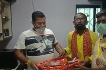 ইস্টবেঙ্গল দিবসে কট্টর মোহনবাগানি বিধায়কের হাতে ইলিশ মাছ ইস্টবেঙ্গল সমর্থকদের ইস্টবেঙ্গল দিবসে কট্টর মোহনবাগানি বিধায়কের হাতে ইলিশ মাছ ইস্টবেঙ্গল সমর্থকদের