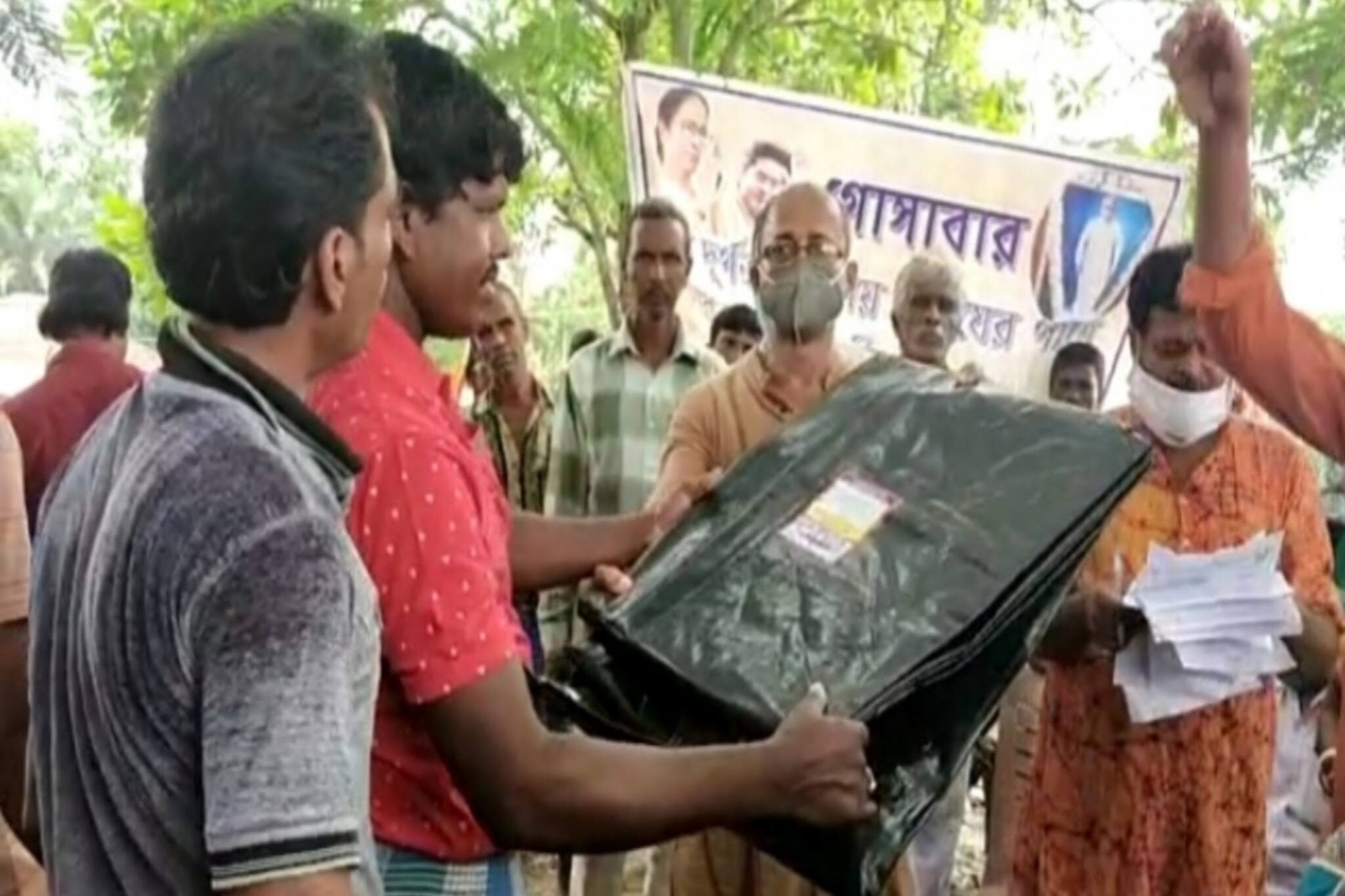 নেই বিধায়ক, তবুও গোসাবার দুর্গত পরিবারের পাশে দাঁড়ালেন বিধায়কের স্ত্রী, পুত্র