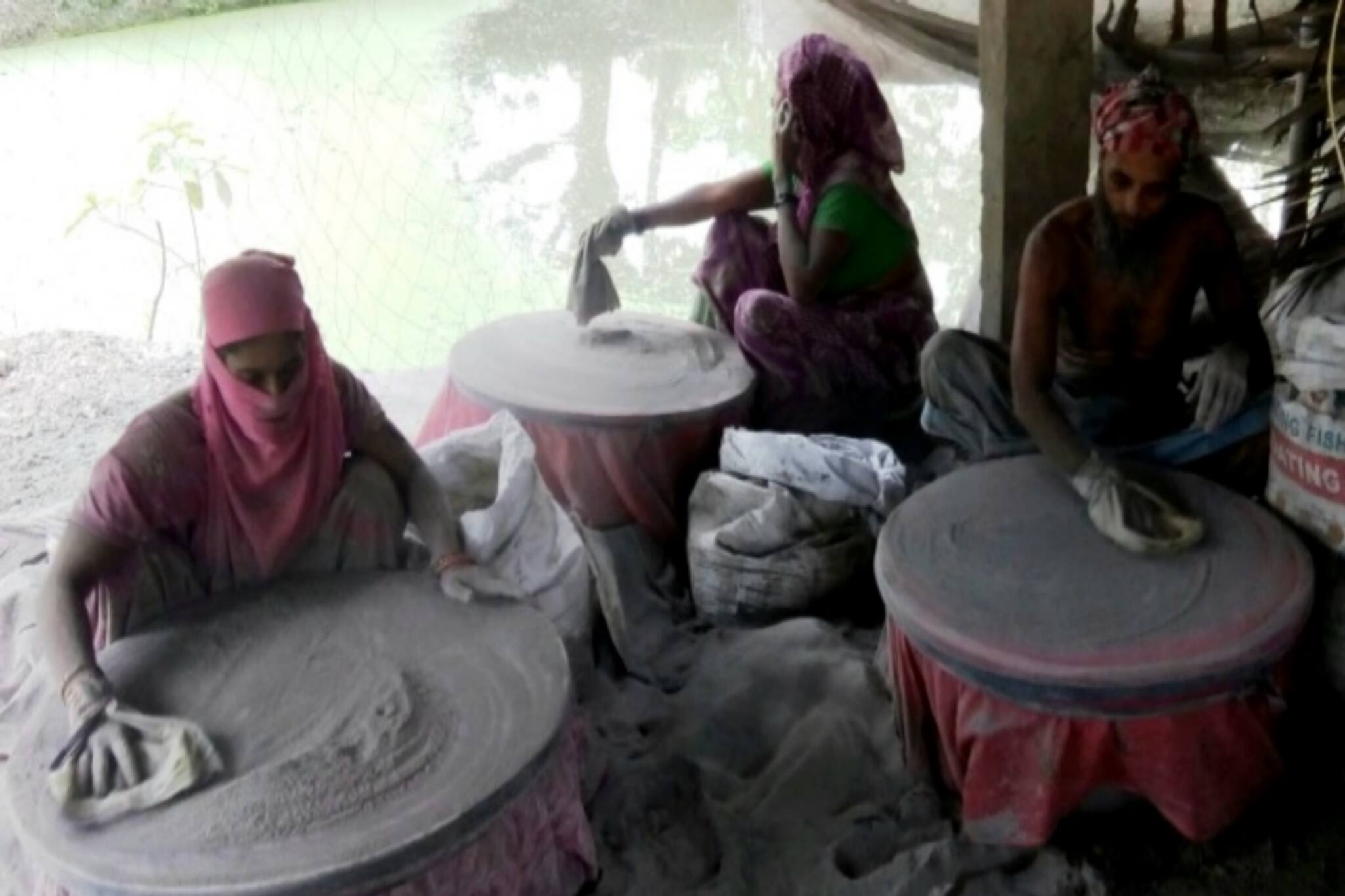 ছাই বিক্রি করেই সংসার চলে ওদের, ভাঙ্গড়ের কয়েকটি পরিবারের সংসার চলছে প্যাকেট করা চাই বিক্রি করে