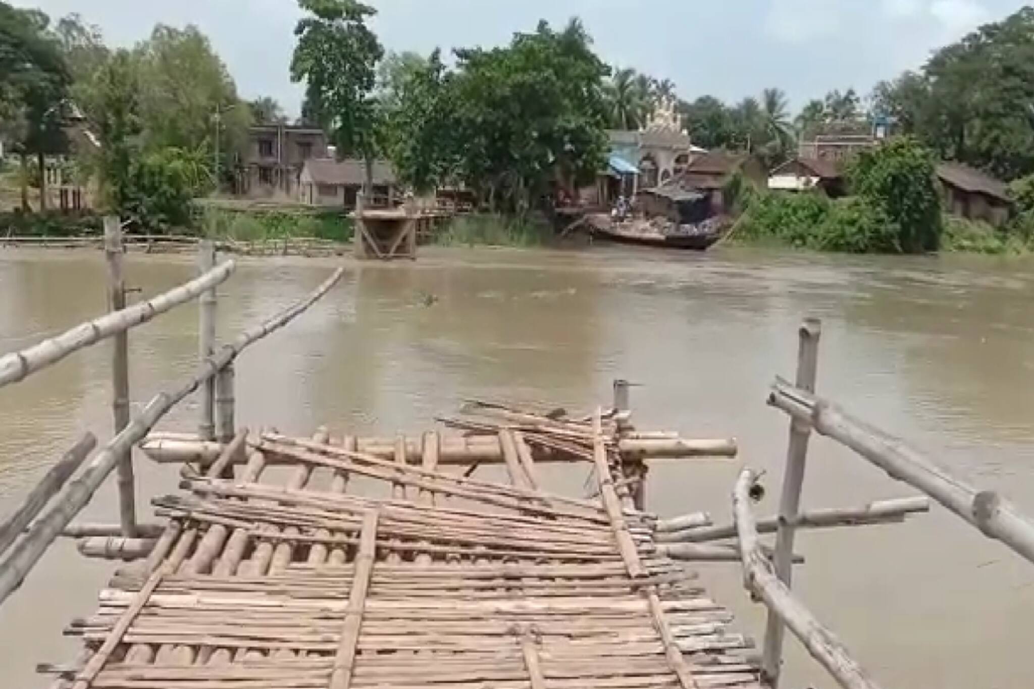 জলের স্রোতে বাঁশের সেতু ভেঙে যোগাযোগ বিচ্ছিন্ন দুই মেদিনীপুরের মধ্যে