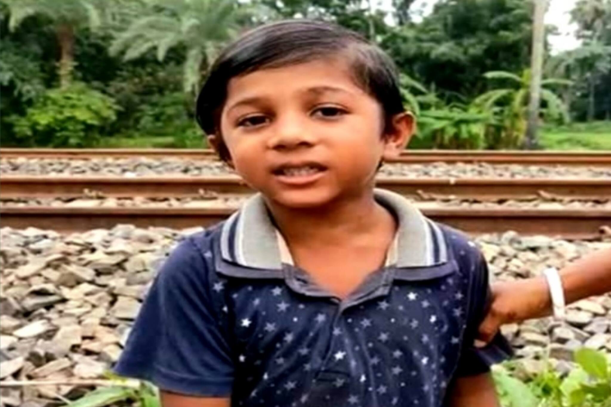 বহু মানুষের প্রাণ বাঁচিয়ে, এখন এলাকার হিরো ছোট্ট দীপ নস্কর