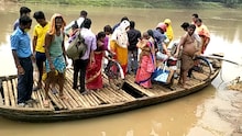 নলহাটির এক ও দু'নম্বর ব্লকের একাধিক গ্রামের বাসিন্দাদের যাতায়াতে নৌকায় সম্বল