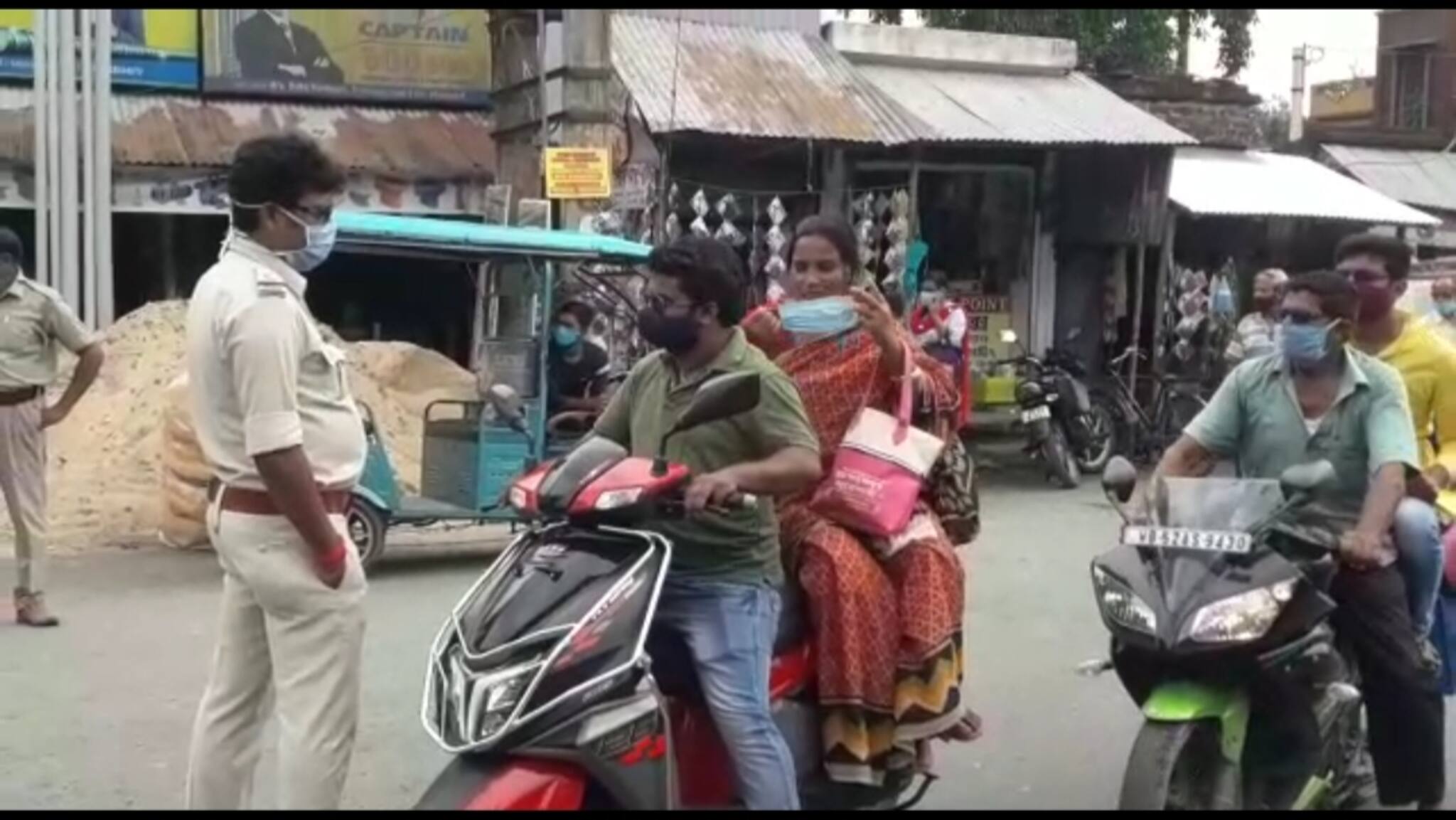 মাস্ক ব্যবহার বাধ্যতামূলক করার জন্য অভিযান চালাল কৃষ্ণগঞ্জ থানার পুলিশ