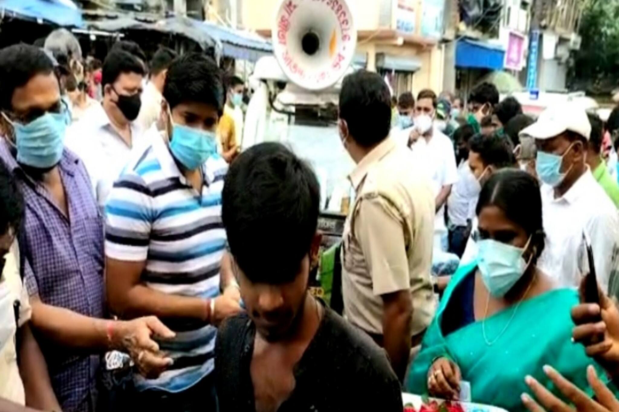 মাক্স বিহীন মানুষদের বিরুদ্ধে অভিযান ক্যানিং প্রশাসনের