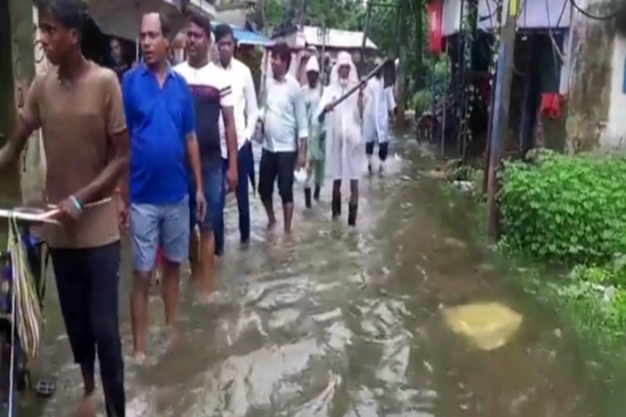 বৃষ্টিপাতের জেরে জলমগ্ন সুন্দরবনের বিস্তীর্ণ এলাকা, সমস্যায় বহু মানুষ