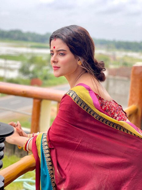 • এই গল্পে একেবারে ভিন্ন অবতারে দেখা যাবে অভিনেত্রী রুপসা মুখোপাধ্যায়কে।  ছবিতে নায়িকার চরিত্রের নাম রাধা। যাঁর একটি পা নেই। রাধা দুর্ঘটনায় হারিয়ে ফেলেছে তাঁর এক পা। ছবিতে রুপসা মুখোপাধ্যায় এর বিপরীতে অভিনয় করছেন অভিনেতা মিত দাস।