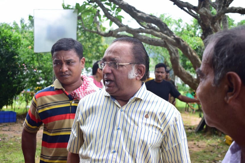 • পরিচালক সঞ্জয় দাস বললেন  'দর্শককে একটি ভিন্ন ঘরানার গল্প উপহার দেওয়ার চেষ্টা করেছি। একটি খুনকে ঘিরে এই গল্প। কিন্ত গল্প যত এগোতে থাকবে তত রহস্য বাড়তে থাকবে। কিন্ত অবশেষে রাধার জীবনের পরিনতি কি? এই সবকিছু নিয়ে ছবি "নিধন"।'