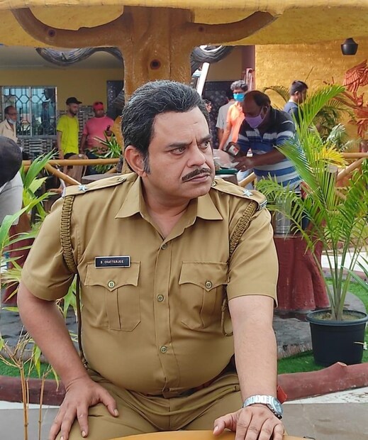 • এ ছাড়া ছবিতে গুরুত্বপূর্ণ চরিত্রে রয়েছেন রজতাভ দত্ত, সুপ্রিয় দত্ত, সোমা চক্রবর্তী, ভরত কল প্রমুখ। পুলিশ অফিসারের ভূমিকায় দেখা যাবে রজতাভ দত্তকে। ছবির প্রতিটি ছন্দে রয়েছে সাসপেন্স ও রহস্য।