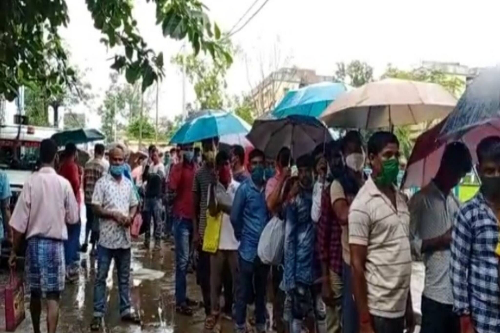 কাকদ্বীপে ৪০০ পরিযায়ী শ্রমিক নেগেটিভ রিপোর্টের আশায় রাতভোর লাইনে