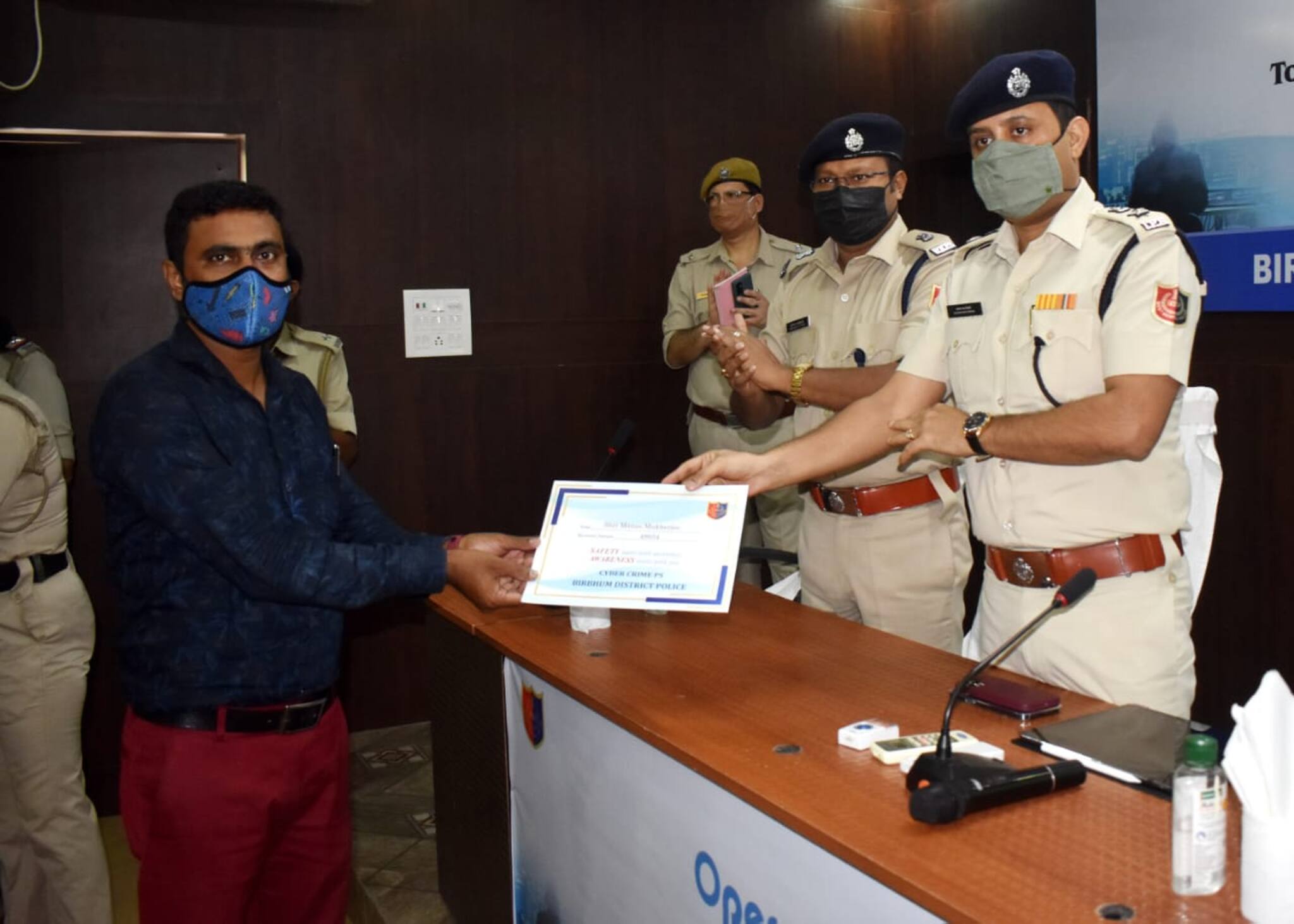 অনলাইনে প্রতারণার ২০ লক্ষ টাকার বেশি ফেরত দিল বীরভূম পুলিশ