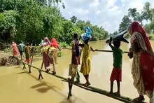 জীবনের ঝুঁকি নিয়ে পারাপার বীরভূমের প্লাবিত এলাকার বাসিন্দাদের