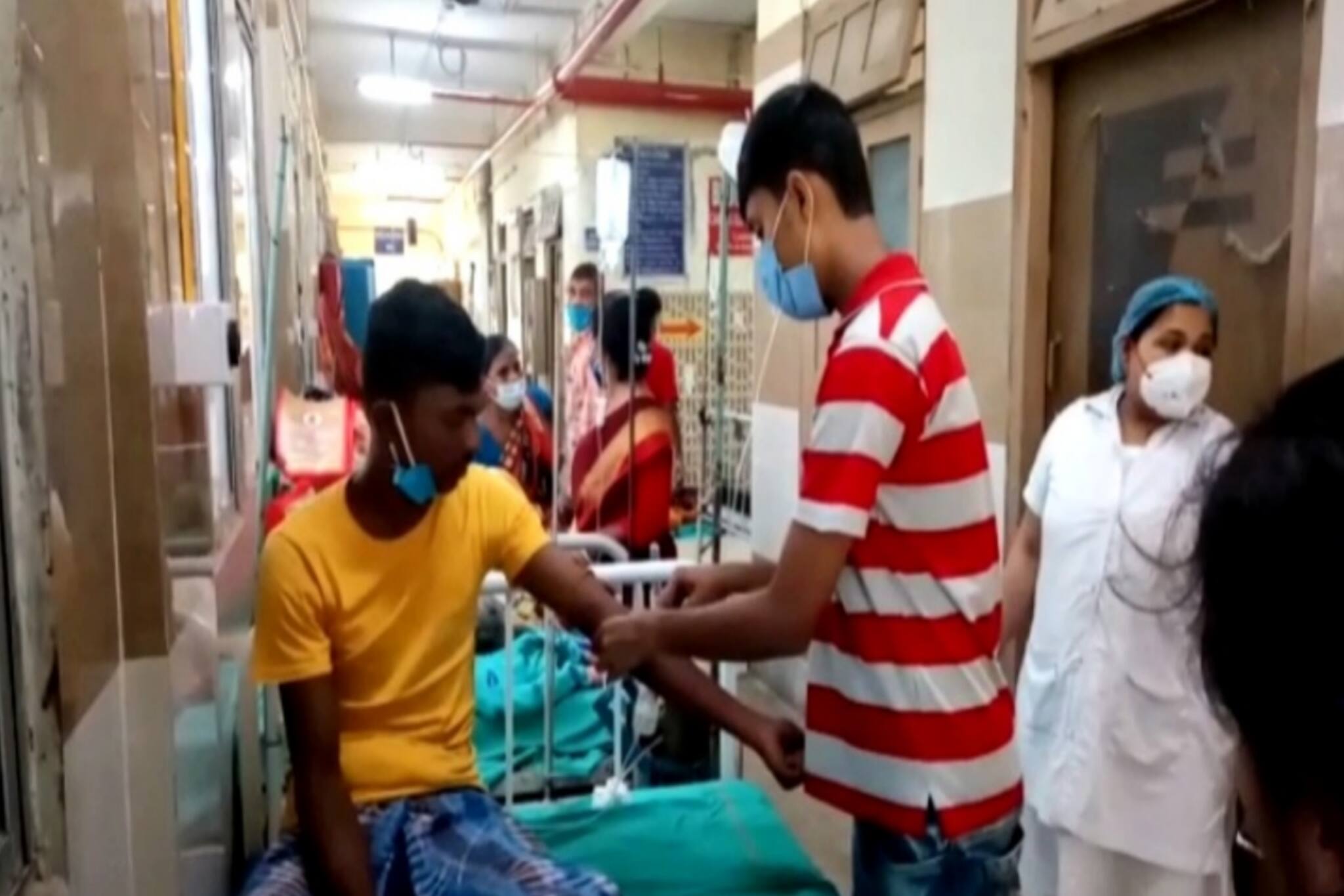 বিষধর সাপের কামড়, সাপ নিয়ে দ্রুত হাসপাতালে এসে প্রাণে বাঁচলেন যুবক