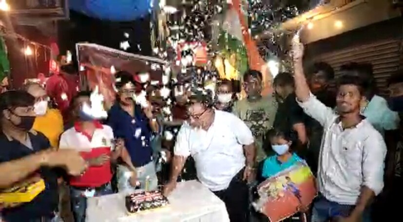 মার্কেট কমিটির অন্যতম কর্তা খোকন ভট্টাচার্য জানান, ‘‘অলিম্পিক্স থেকে শূন্য হাতে এখন ফিরি না আমরা। দেশের মুখ উজ্জ্বল করল সোনার ছেলে নীরজ চোপড়া। ওর জন্য আজ আমরা গর্বিত।’’ সাধারনত এমন উচ্ছ্বাস, উন্মাদনার ছবি দেলহা যায় ভারতীয় ক্রিকেট দলের সাফল্যে। কিন্তু শনিবাসরীয় সন্ধ্যেয় শিলিগুড়ি ডুবে রইলো নীরজকে নিয়ে। গোল্ডেন বয়কে নিয়ে! Input-  Partha Sarkar