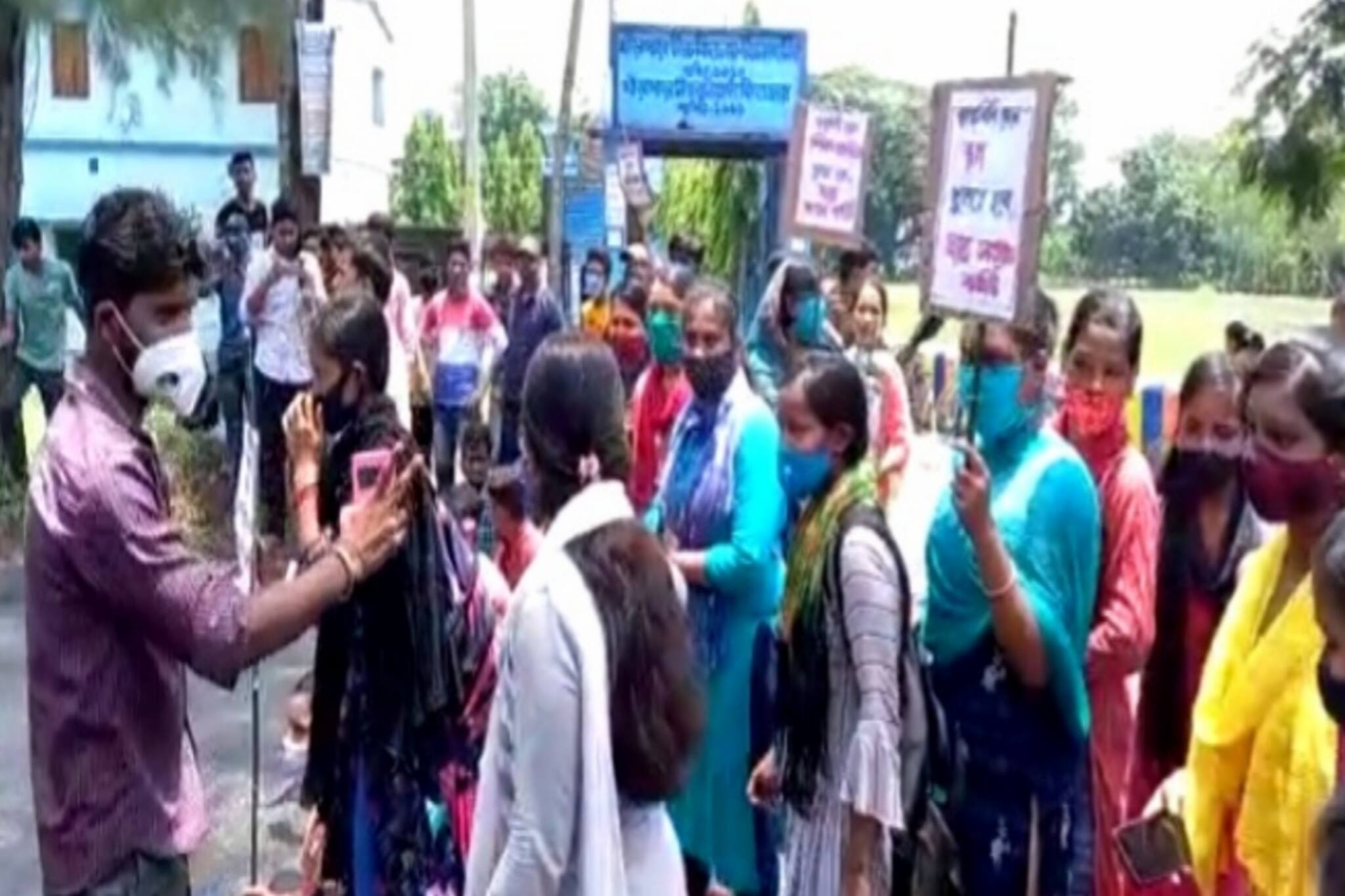 রায়দিঘিতে স্কুলের ভর্তির ফি মুকুবের দাবিতে বিক্ষোভ, অবরোধ ছাত্র-ছাত্রীদের