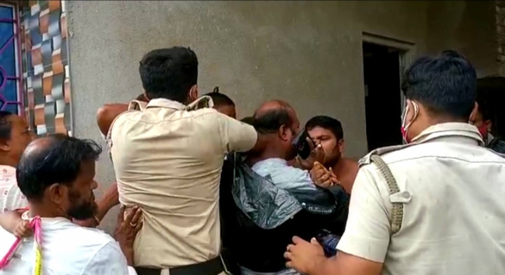 অভিযুক্তকে গ্রেফতার করতে গিয়ে সোনারপুর এ আক্রান্ত পুলিশ