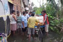হাওড়ার দাসনগরে জল জমা এলাকাগুলিতে রান্না করা খাবার বিতরণ স্বেচ্ছাসেবীর উদ্যোগে