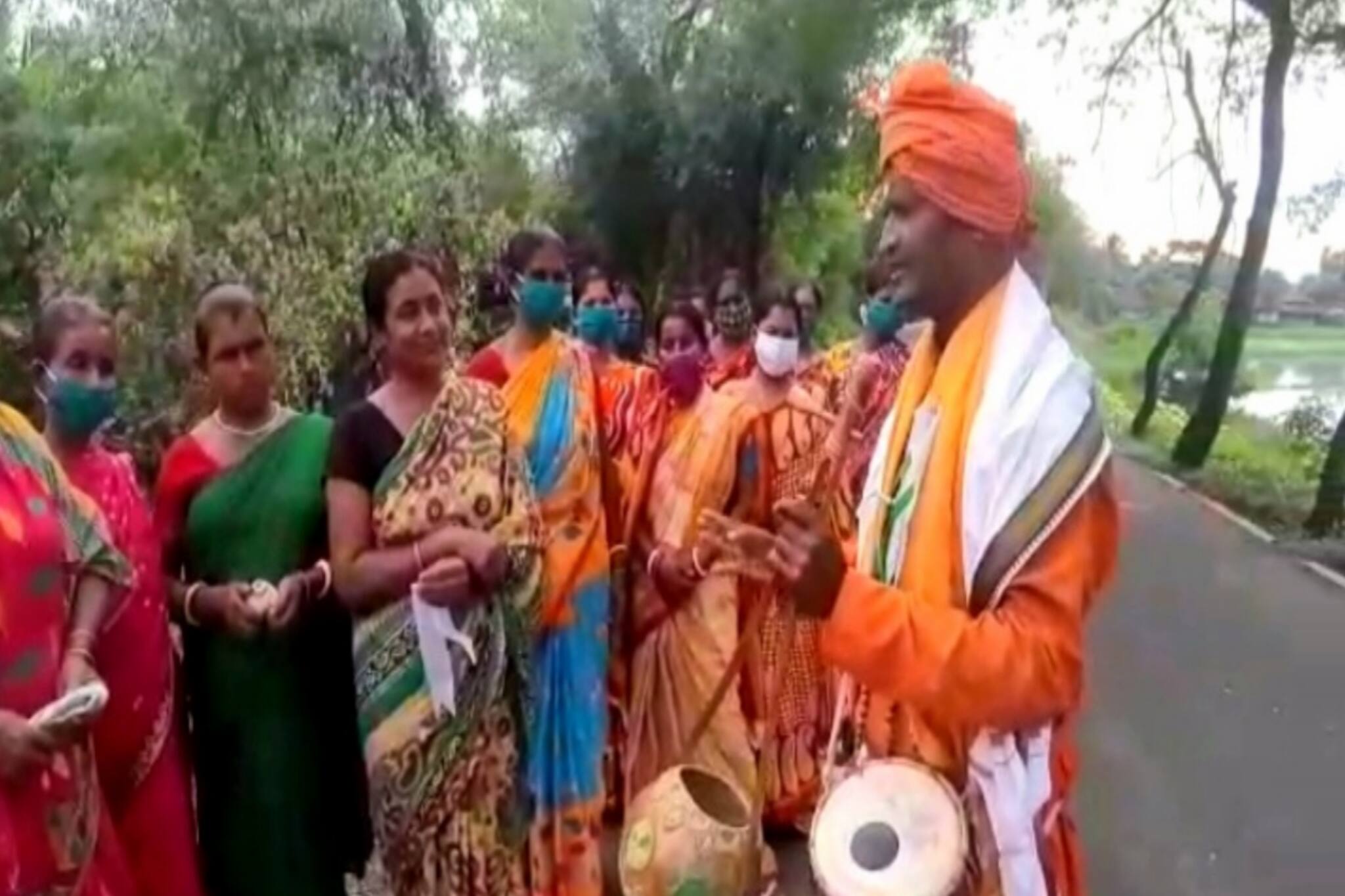 সুন্দরবনের অসহায় 'বাঘ বিধবাদের' পাশে দাঁড়ালেন বাউল শিল্পী