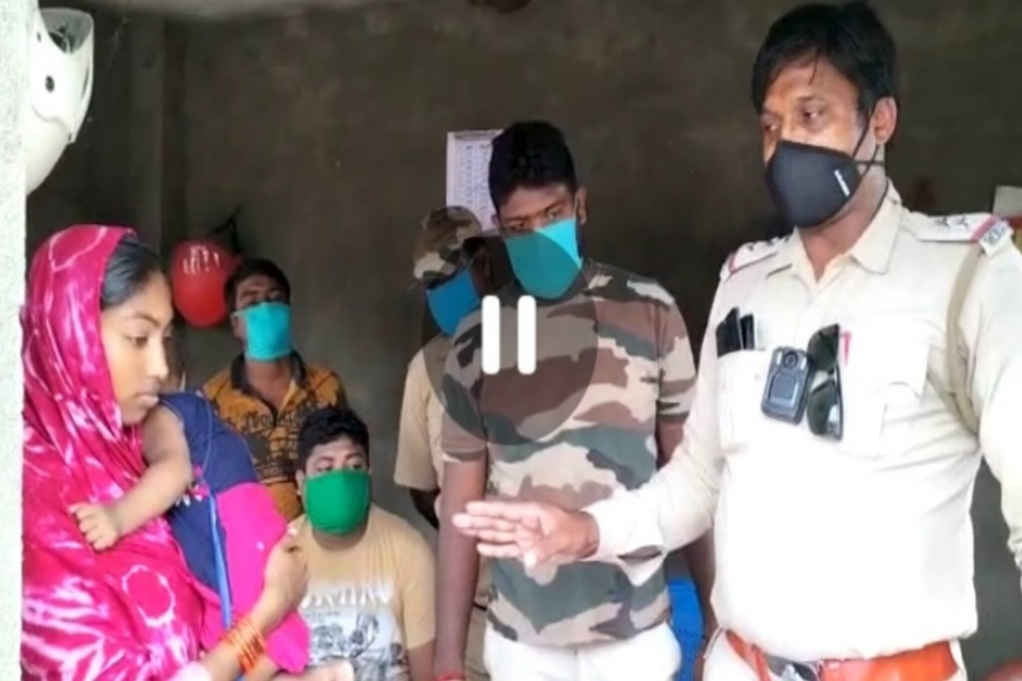 বাসন্তীতে অটোর মধ্যে হারিয়ে যাওয়া প্রয়োজনীয় নথি সহ ব্যাগ ১৫ মিনিটে উদ্ধার করলো পুলিশ