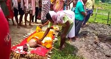 পূণ্য লাভের আশায় কালী মন্দিরের পাশে মৃত হনুমানের সৎকার