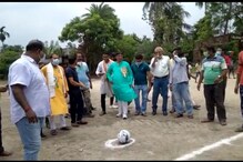 ফুটবলে সট মেরে লিলুয়া চকপাড়ায় খেলা হবে দিবসের সূচনা বিধায়ক কল্যাণ ঘোষের ফুটবলে সট মেরে লিলুয়া চকপাড়ায় খেলা হবে দিবসের সূচনা বিধায়ক কল্যাণ ঘোষের