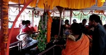 শ্রাবণের শেষ সোমবার "বর্ধমানেশ্বর" শিব মন্দিরে ভিড় ভক্তদের শ্রাবণের শেষ সোমবার "বর্ধমানেশ্বর" শিব মন্দিরে ভিড় ভক্তদের