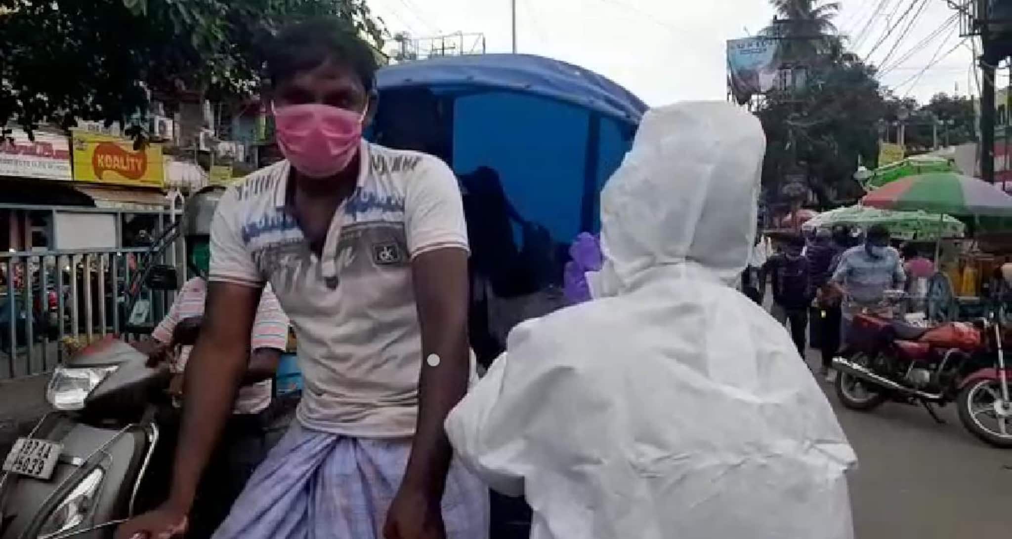 করোনা সচেতনতায় পিপিই পরে মাস্ক বিলি ব্যবসায়ী সমিতি-সহ স্বেচ্ছাসেবী সংগঠনের