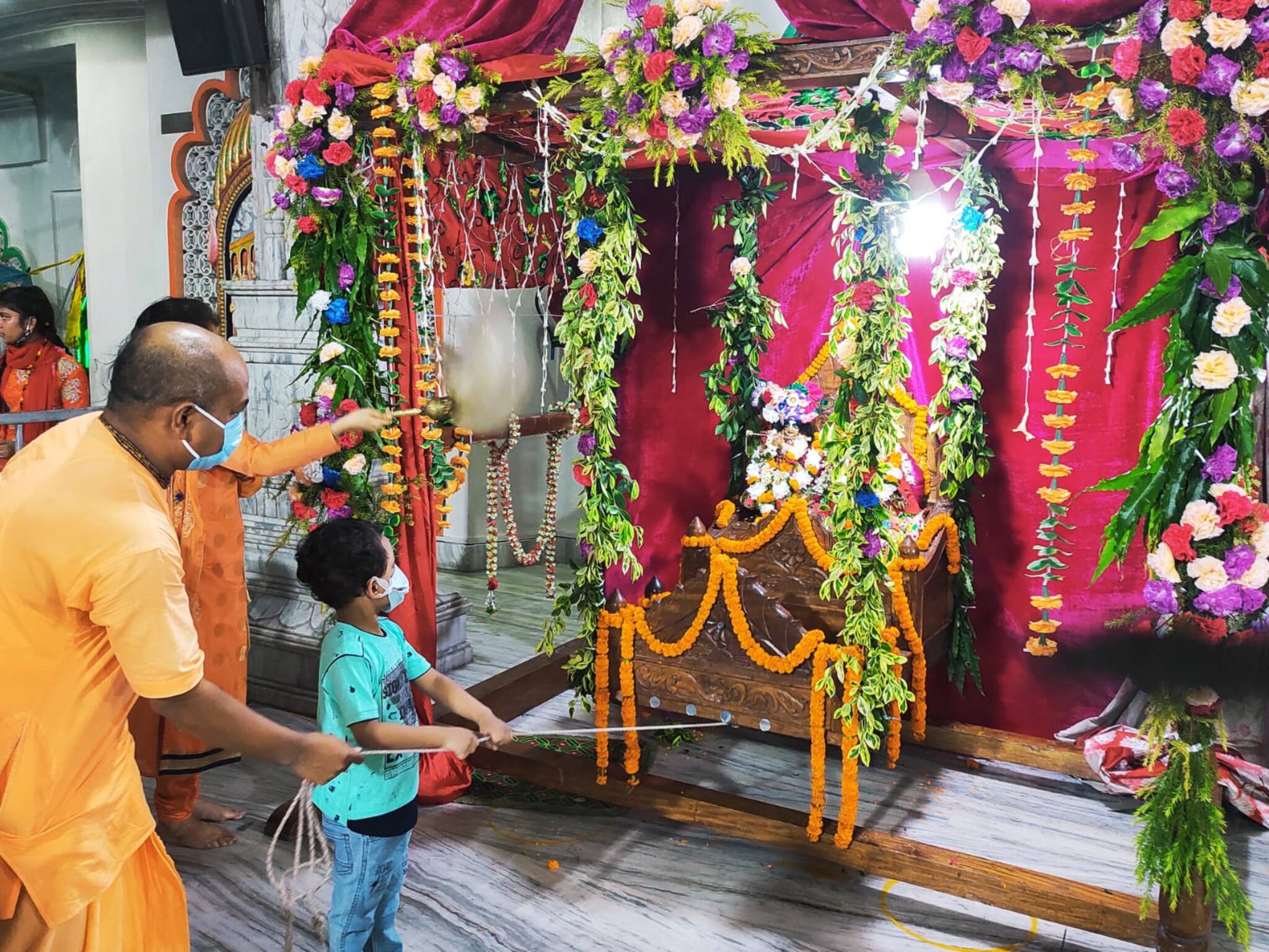 কোভিড নির্দেশিকা মেনে শিলিগুড়ির ইস্কনে শুরু 'ঝুলন উৎসব'