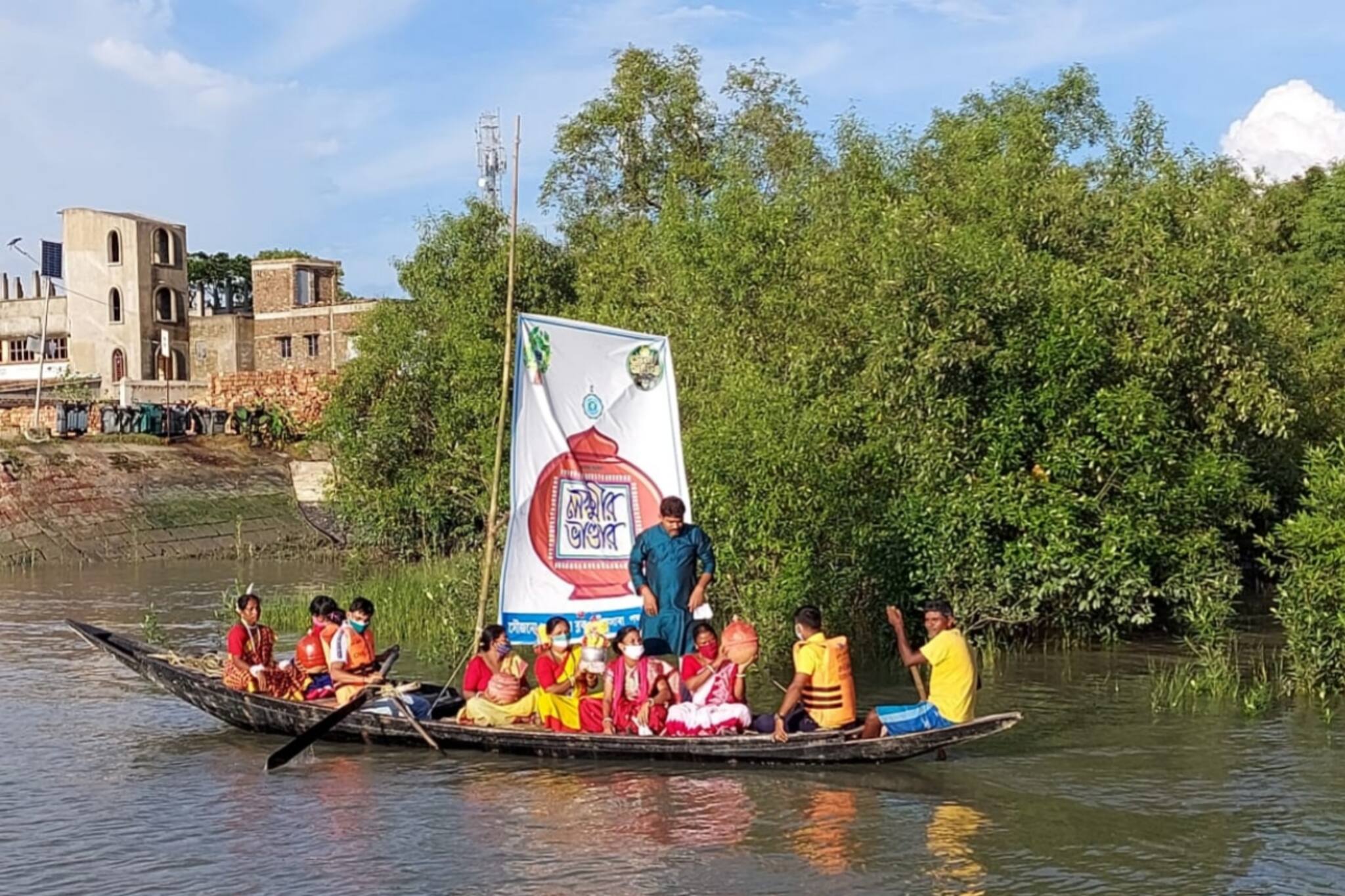 সুন্দরবনের প্রত্যন্ত এলাকায় নৌকায় করে পৌঁছে যাচ্ছে দুয়ারে সরকার