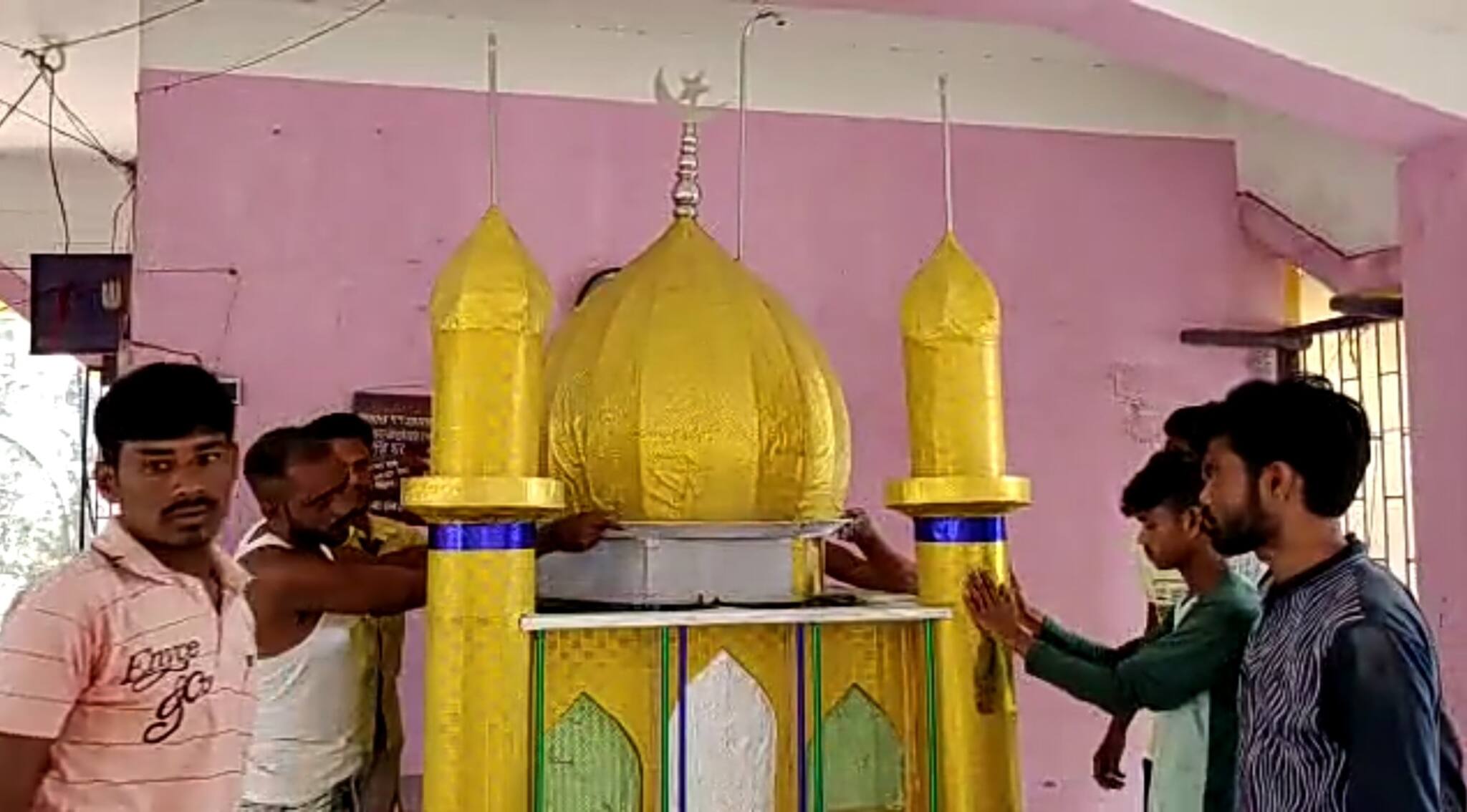 রাত পোহালেই মহরম, তাজিয়া নির্মাণে ব্যস্ত শিল্পীরা