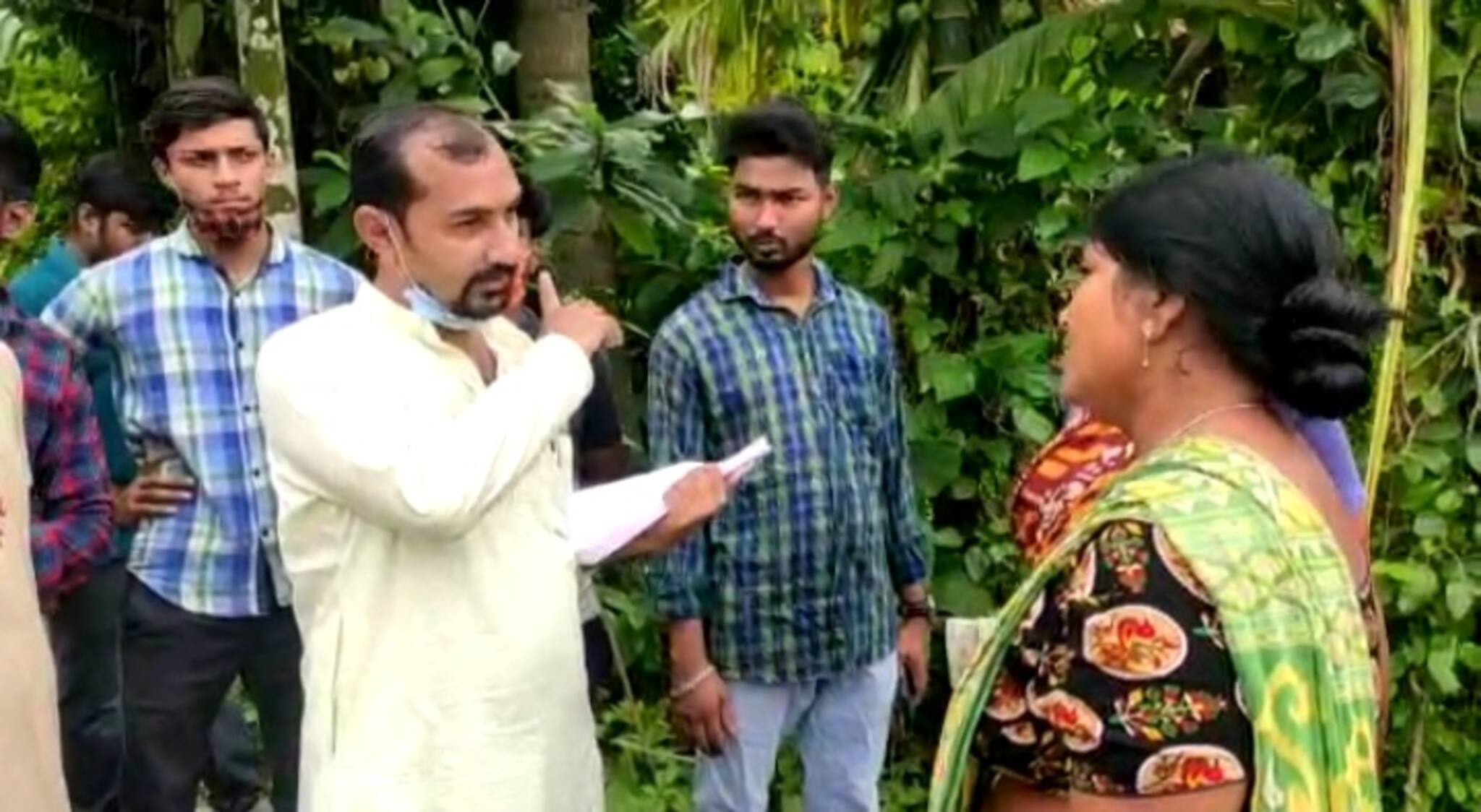 দুয়ারে সরকার কর্মসূচির খবর দিতে গ্রামে গ্রামে ঘুরছেন পঞ্চায়েতের উপ প্রধান