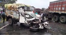 দুটি গাড়ির মুখোমুখি সংঘর্ষ, আহত দুই গাড়ি চালক দুটি গাড়ির মুখোমুখি সংঘর্ষ, আহত দুই গাড়ি চালক