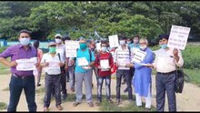 কৃষ্ণনগরে হাতে থালা নিয়ে বিক্ষোভ করল ব্যাঙ্কের কর্মচারীরা
