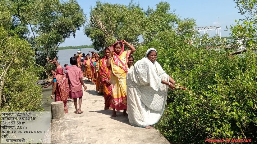 উত্তর ২৪ পরগনার হিঙ্গলগঞ্জ,সন্দেশখালি, মিনাখা, স্বরূপনগরের ৫১০ হেক্টর জমি চিহ্নিত করা হয়েছে ম্যানগ্রোভ বসানোর জন্য। পূর্ব মেদিনীপুরের সমুদ্র উপকূলবর্তী ৯১০ হেক্টর জমি চিহ্নিত করা হয়েছে। এর মধ্যে শুধুমাত্র নন্দীগ্রামের মাটিতেই বসানো হবে ম্যানগ্রোভ। ইয়াসের পর মুখ্যমন্ত্রী মমতা বন্দ্যোপাধ্যায় ম্যানগ্রোভ বসানোর জন্য নতুন করে পরিকল্পনা নিয়েছেন। আজ রাখি বন্ধনের দিন সুন্দরবন অঞ্চলের বাসিন্দারা ম্যানগ্রোভকেই রাখি পরিয়ে নয়া বার্তা দিল বলেই মনে করা হচ্ছে। সোমরাজ বন্দ্যোপাধ্যায়