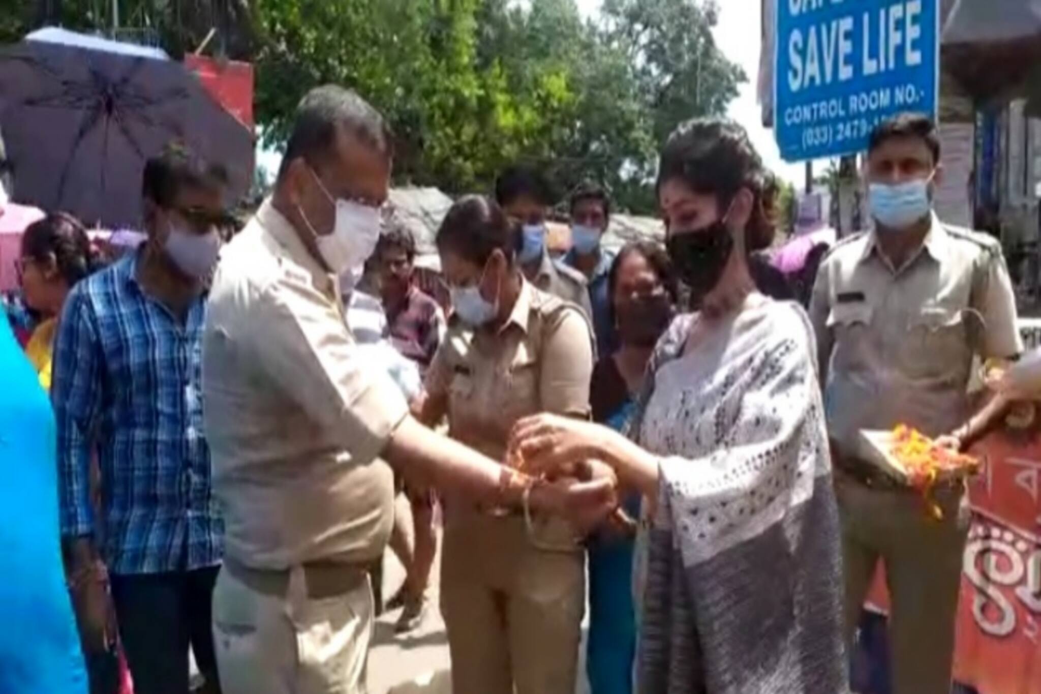 সোনারপুর থানার উদ্যোগে বিধায়ক লাভলী মৈত্রর উপস্থিতিতে রাখিবন্ধন উৎসব সোনারপুরে