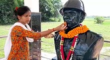 শহিদ রাজেশ ওরাংয়ের সমাধি স্থলে গিয়ে রাখি পরালেন তার বোন শহিদ রাজেশ ওরাংয়ের সমাধি স্থলে গিয়ে রাখি পরালেন তার বোন