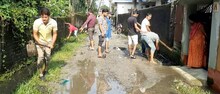 নর্দমার জলে বেহাল রাস্তা, বেলচা হাতে নিকাশি সংস্কারে নামল বিজেপি যুব মোর্চা
