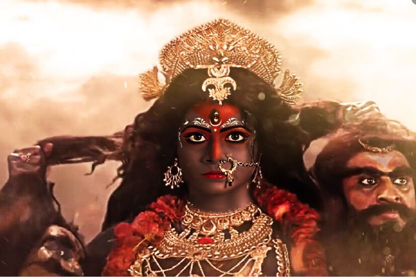 কোয়েল এর আগেও দুর্গা সেজেছেন। ২০১৫-য় জি বাংলার ‘মহিষাসুরমর্দিনী’তে কোয়েলের মা দুর্গা রূপ প্রশংসা পেয়েছিল। এরপর ২০১৭ সালে স্টার জলসার মহালয়ার বিশেষ অনুষ্ঠান ‘দুর্গা দুর্গতিনাশিনী’তেও কোয়েল সেজেছিলেন দুর্গা। ২০১৮ এবং ২০১৯ সালেও মহালয়াতে দুর্গা রূপে দেখা গিয়েছিল কোয়েল মল্লিককে। photo source collected